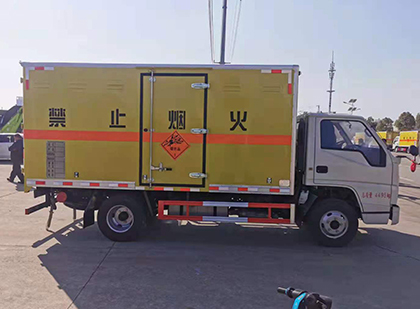 新城街道爆破器材运输车